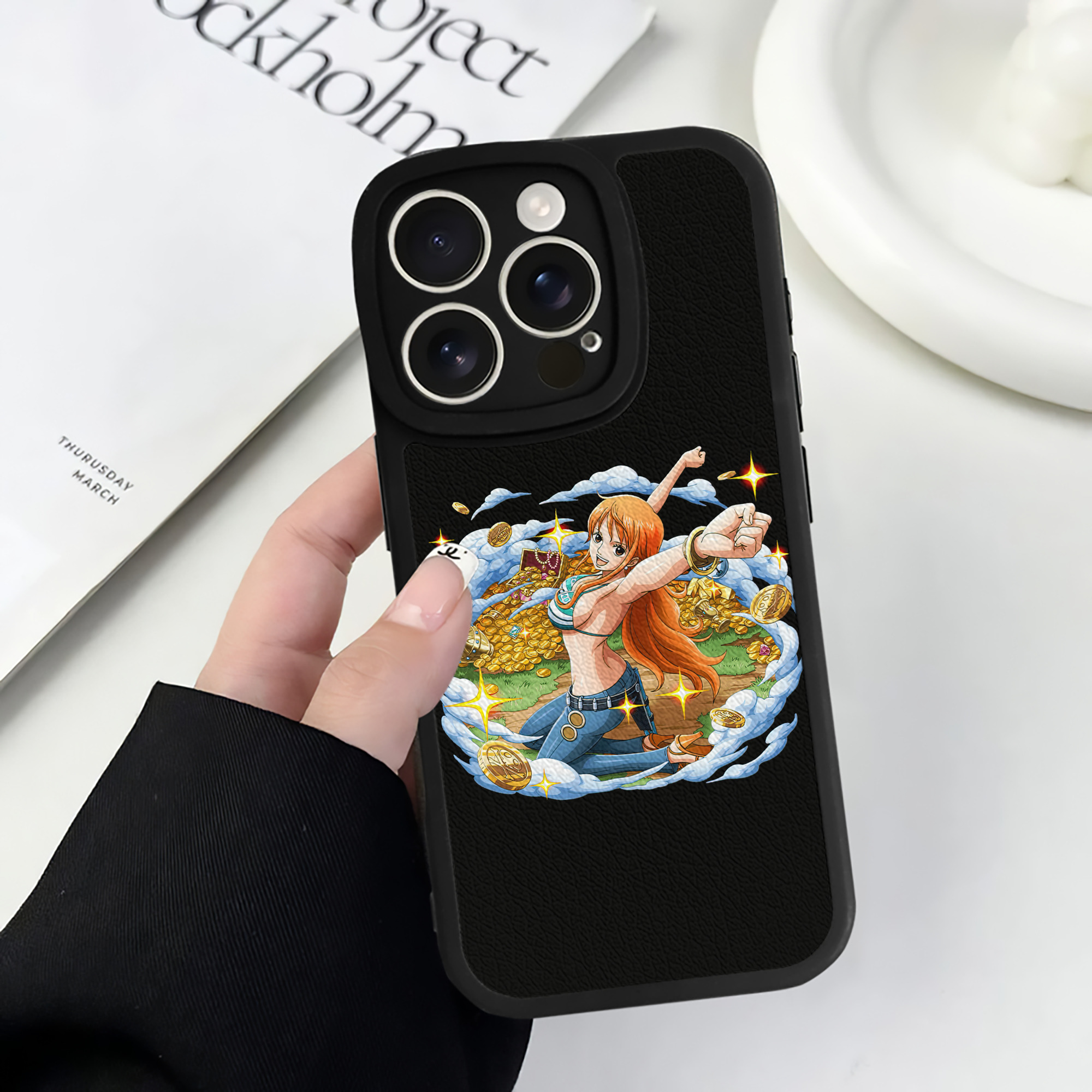 （画像用） ワンピース ナミ ONE PIECE Nami 【iPhone 16シリーズ対応】シリコンスマホケース（レザー調） 材質：シリコン